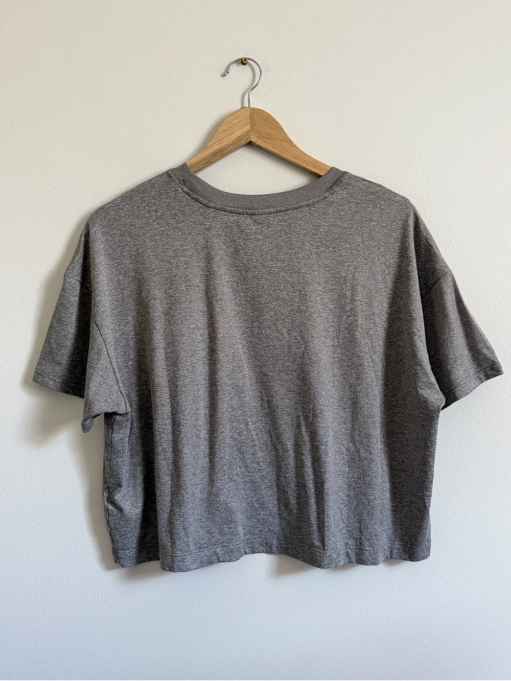 Vuori Energy Tee Shirt Size Medium Gray Women’s Crop Athletic T Shirt Top - Picture 5 of 7